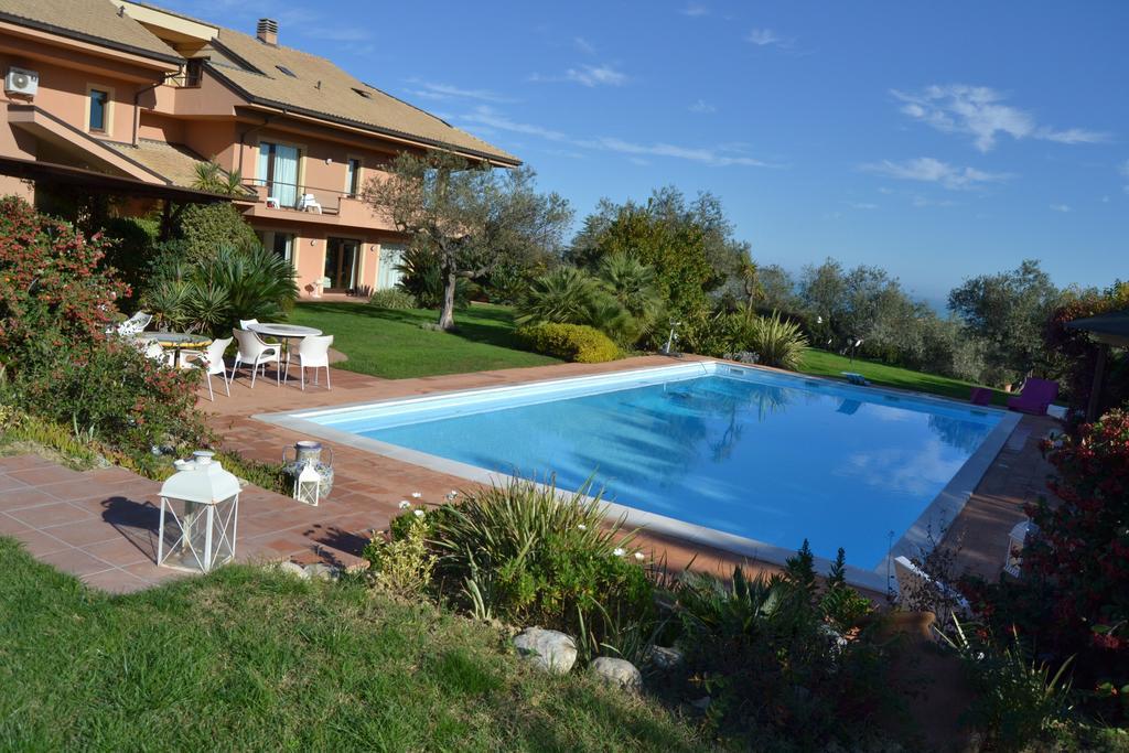 Villa Zagara Luxury Bed And Breakfast เปสการา ภายนอก รูปภาพ